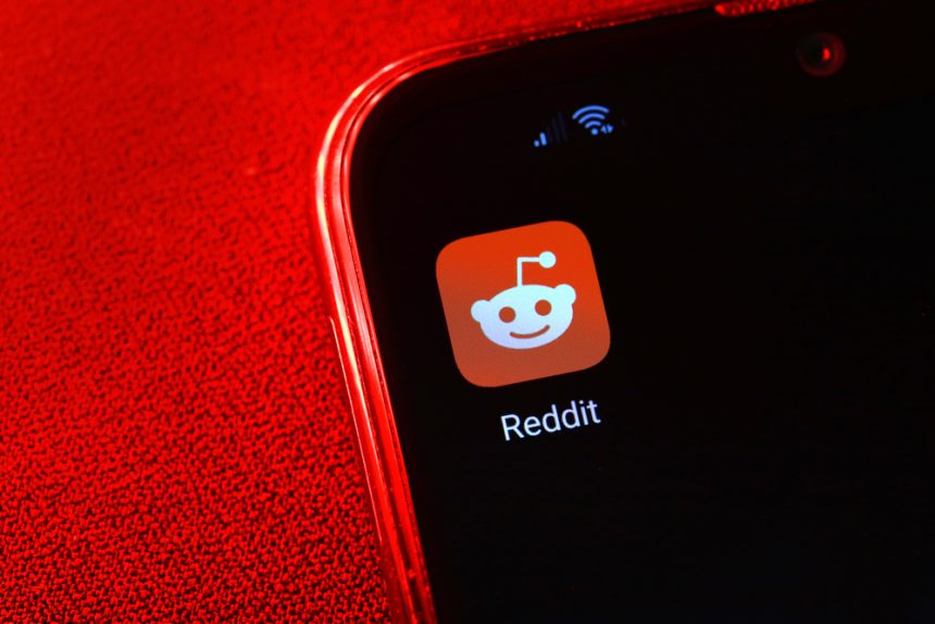 reddit-moves-to-expose-bots-without-ending-anonymity